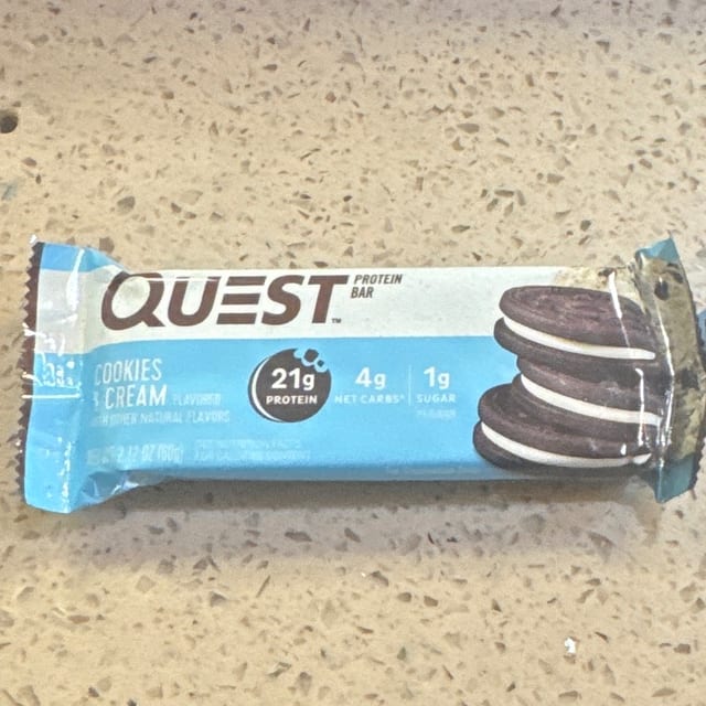 Quest protein bar cookies & cream.